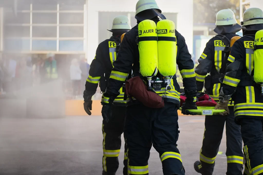 Almanya Berlin’de yeni yıl kutlamaları sırasında itfaiye erleri ve polise saldırı