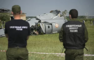 Rusya’nın Sibirya bölgesindeki Kemerovo’da sert iniş nedeniyle kaza yapan uçakta