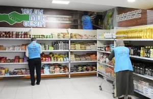 Bursa'nın Osmangazi ilçesinde müftülüğün açtığı "Hayır Marketi"nden, mahallelerdeki din görevlilerince