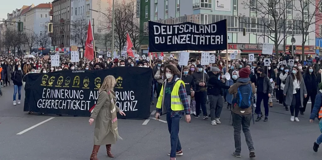 Almanya'da ırkçı terör saldırısında hayatını kaybedenlerin anıldığı yürüyüşe binlerce kişi katıldı