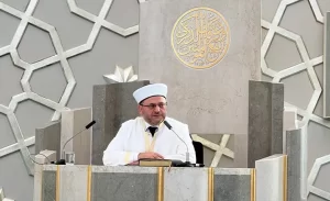 Almanya Köln DİTİB Merkez Camii'nde cemaate hitap eden Diyanet İşleri