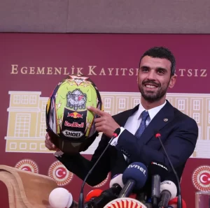 Kenan Sofuoğlu hayatını kurtaran kaskını Yeşilay’a bağışladı
AK Parti Sakarya Milletvekili,
