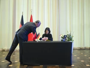  Almanya Dışişleri Bakanı Annalena Baerbock, "asrın felaketi" olarak nitelenen
