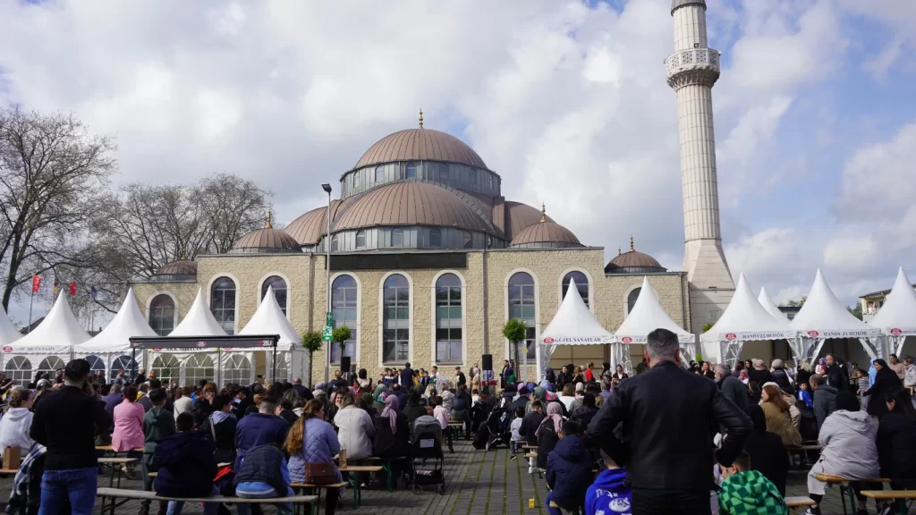 Duisburg’da çifte bayram sevinci