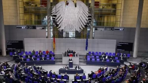 Alman Federal Meclisinde (Bundestag) Virüs salgını nedeniyle alınan önlemler sertleştirildi.