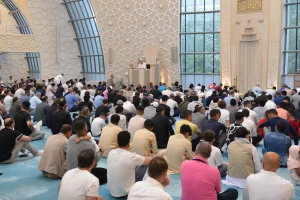Köln'de yaşayan Müslümanlar, sabahın erken saatlerinden itibaren büyük bir coşkuyla