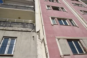  Batman'da depremde hasar gördüğü için boşaltılan apartmanın sakinlerinden Bahaddin