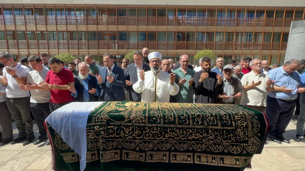 DİTİB teşkilatı kurucularından Abdullah Uzunalioğlu'nin eşi için Köln'de cenaze namazı kılındı