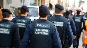 Yunanistan'da liseliler Eğitim Bakanının makamını bastı   Yunanistan'da üniversite girişi