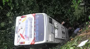SIRBİSTAN Sırbistan'da yolcu otobüsü devrildi: 3 ölü, 32 yaralı  