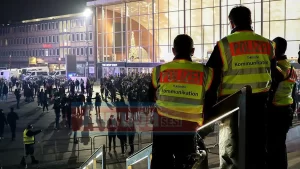 BERLİN   Almanya'nın Bottrop ve Essen kentlerinde yılbaşı gecesi aracını
