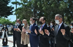 Dışişleri Bakan yardımcısı Kıran, Dr Sadık Ahmet’in kabrini ziyaret etti
