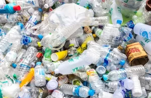 Plastik atıklar, çöp sahalarında, doğada ve okyanuslarda birikmeye devam ediyor.