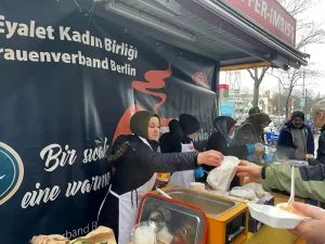 Almanya’nın Berlin kentinde kadın gönüllüler tarafından, sokakta yaşayan evsizlere ve