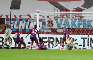 Fenerbahçe, Süper Lig'in 27. haftasında deplasmanda Trabzonspor'u 1-0 yendi.