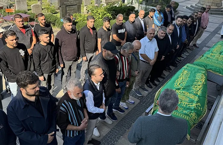 Almanya'daki yangında hayatını kaybeden Anne ve Oğlu son yolculuğuna uğurlandı