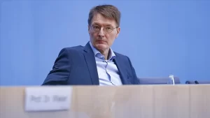 Lauterbach, Hannover kentinde yaptığı açıklamada, salgında Omicron varyantından dolayı Almanya'da