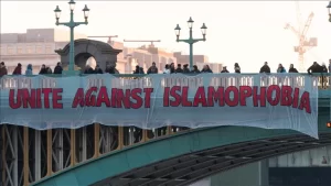 İngiltere Müslüman Konseyi'nin (MCB) raporunda, İngiliz medyasının, Müslümanlar ve İslam'la