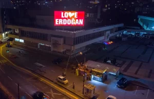 Bosna Hersek'in başkenti Saraybosna'daki reklam panolarına, ABD'nin New York eyaletinde