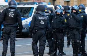 Almanya'nın başkenti Berlin'de iki polis memurunun çoğunluğu ırkçılıkla ilgili 364