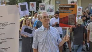 Yunanistan'ın başkenti Atina'da bir grup gösterici, Yunan güvenlik güçlerinin sığınmacıları