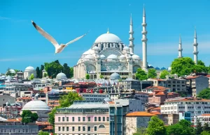 İstanbul, Türkiye'nin en kalabalık ve kozmopolit şehri olmasının yanı sıra,