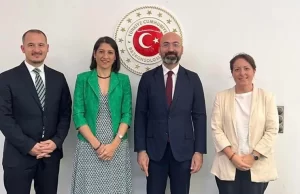 Maarif Vakfı heyeti Türkiye'nin Hamburg Başkonsoloso Emine Derya  Kaya'ya