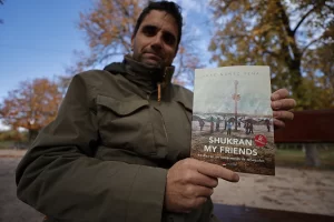 Yunanistan'daki bir mülteci kampında yaşadıklarını kitaba aktaran İspanyol gazeteci Jose