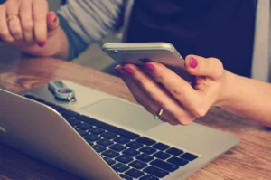 Şarj cihazının cep telefonuna bağlı değilken bile prizde bırakıldığında elektrik