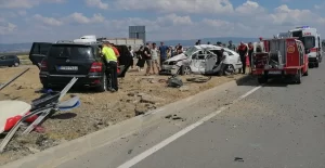 Çanakkale'nin Gelibolu ilçesinde 2 otomobilin çarpışmasını sonucu 2 kişi hayatını