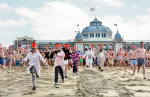 Hollanda'da her yıl düzenlenen geleneksel yılbaşı dalışı, 1 Ocak 2025'te
