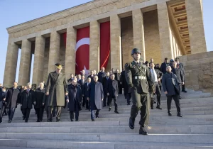 - Cumhurbaşkanı Recep Tayyip Erdoğanbaşkanlığındaki devlet erkanı, Atatürk'ün vefat ettiği