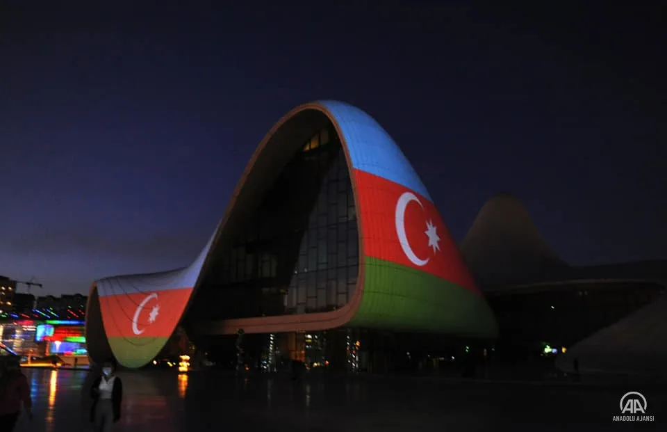 Bakü'nün ünlü yapıları şehitlerin anısına Azerbaycan bayrağının renklerine büründü