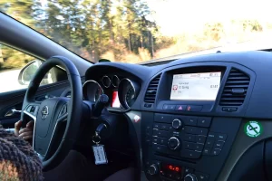 Almanya’da aracını otomatik pilot modunda kullanan Tesla sürücüsünün, direksiyon başında