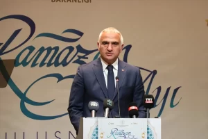 "Sadece kendimizle, kendi toplumumuzla yetinmek bize yakışmaz. İnsanlığa el uzatmak,