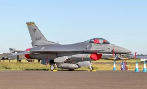 Yunanistan, Güney Kıbrıs Rum Yönetimi'ne, resmi yetkililerin kullanımı için EMB-135