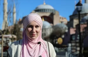 İki sene önce Türkiye gezisi sırasında çekinerek girdiği Sultanahmet Camisi'ndeki