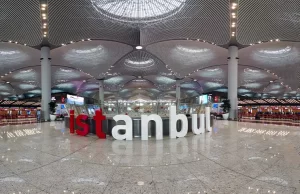 Havaalanına erken gelenler, uzun bekleme saatlerini genellikle bir şeyler atıştırarak
