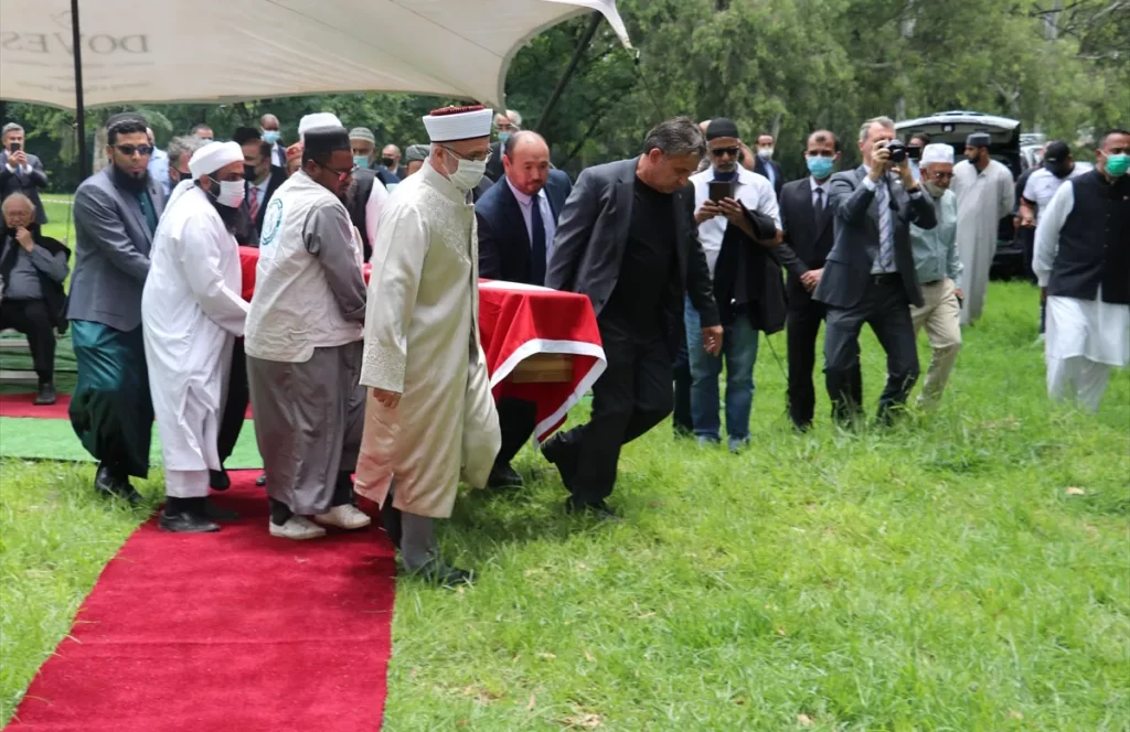 Güney Afrika’da Osmanlı Başkonsolosunun naaşı ‘‘asıl‘‘ mezarına geri defnedildi