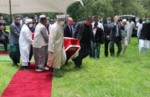 Güney Afrika’da görevi başında İngilizler tarafından esir alınıp 1916'da vefat