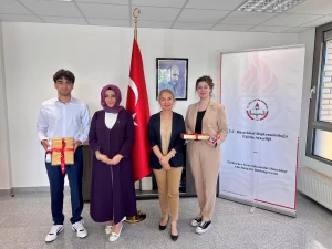 Düsseldorf Başkonsolosluğu bölgesinde gymnasiumlardan başarıyla mezun olan öğrenciler ödüllendirildi. 