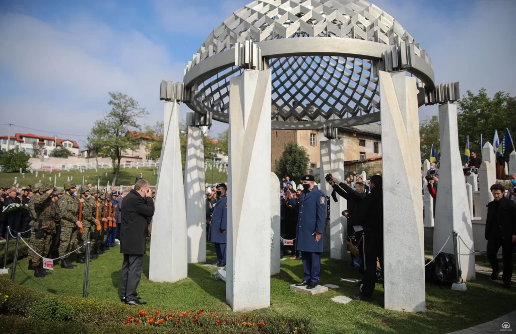 Bosna Hersek'in ilk Cumhurbaşkanı İzetbegoviç