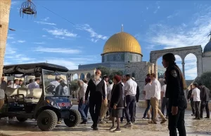 İsrail polisinin eşlik ettiği onlarca fanatik Yahudi, işgal altındaki Doğu