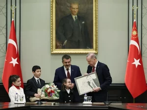 Cumhurbaşkanı Erdoğan, "Tarihimizdeki böylesine önemli bir günün, çocuklara hediye edilmesi,