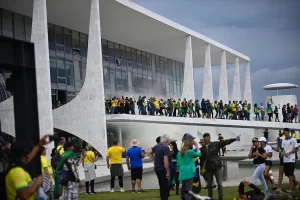 Polis, Bolsonaro yanlılarını durdurmak için göz yaşartıcı gaz ile müdahale