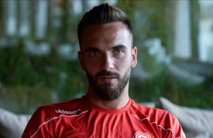 Almanya İkinci Futbol Ligi takımlarından Fortuna Düsseldorf'ta forma giyen milli