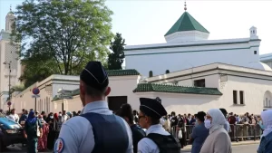 Fransa'da ayrımcı ve İslamofobik muamelelere maruz kalan Müslüman ülkeyi terk
