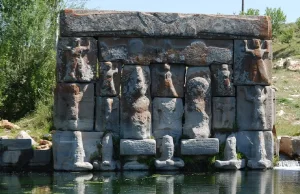 Konya'nın Beyşehir ilçesine bağlı Fasıllar Köyü'nde yer alan Fasıllar Anıtı,