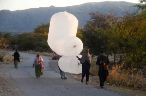 Pakistan'da bir kasabada yüzeye yakın çıkan doğal gaz, yıllardır yerel