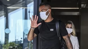 Beşiktaş Kulübü, Brezilyalı orta saha oyuncusu Alex Teixeira ile sözleşme